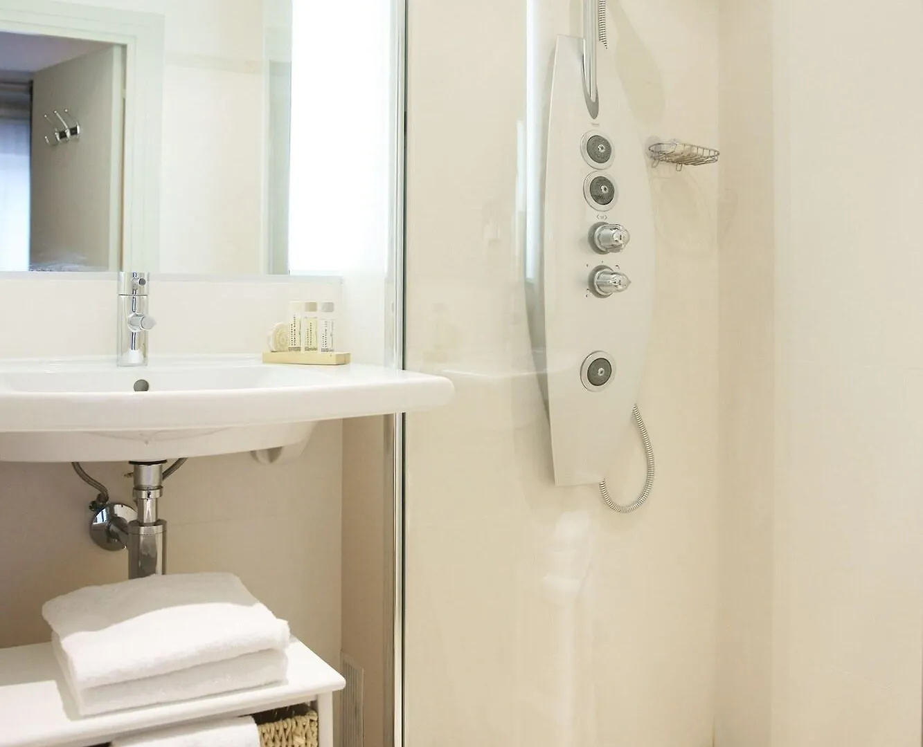 Hotel Apollinaire Paris
